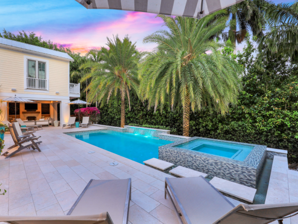 Luxurious Retreat with a Pool in Olde Naples, Steps from the Beach